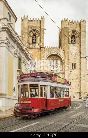 Historische Straßenbahn vorbei an der Kathedrale von Lissabon im Alfama-Viertel, Lissabon, Portugal Stockfoto