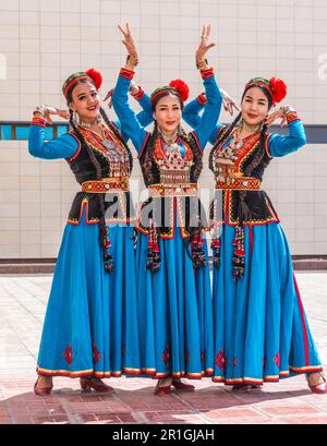 Hauptstadt-territorium, Usbekistan - Mai 6, 2019: Drei traditionell Volkstänzer in Hauptstadt-territorium, Usbekistan gekleidet Stockfoto