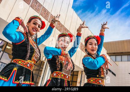 Hauptstadt-territorium, Usbekistan - Mai 6, 2019: Drei traditionell Volkstänzer in Hauptstadt-territorium, Usbekistan gekleidet Stockfoto