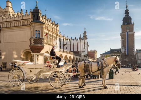 Klassische Pferdekutschen auf dem Hauptmarkt in Krakau, Polen Stockfoto