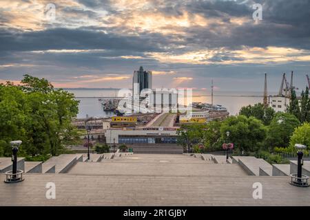 Hotel Odessa und Kreuzfahrtanleger im Hafen von Odessa, Ukraine Stockfoto