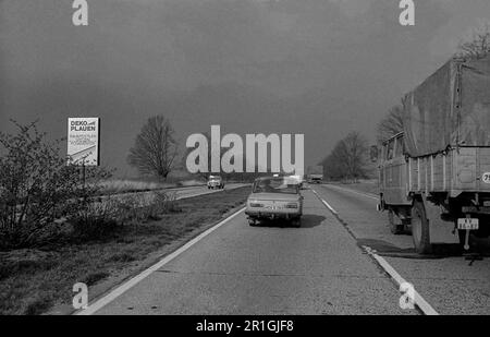 DDR, Plauen, 25.03.1990, Autobahn nahe Plauen, Thüringen, Wartburg (Auto), W50 Laster (Lkw), DEKO Plauen Stockfoto