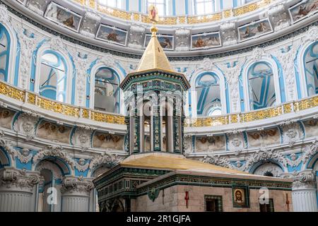 Istra, Russland - 7. Mai 2023: Katholikon ist nach dem Vorbild der Grabeskirche in Jerusalem im Inneren der Auferstehungskathedrale von Neu-Jerusalem gestaltet Stockfoto