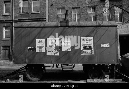 DDR, Berlin, 16.03.1990, Wahlposter, auf einem Bauwagen in der Brunnenstraße, Jens Reich, Buendnis 90, SPD, Rekorder Stockfoto