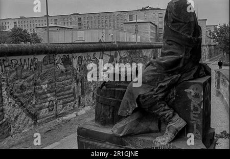 DDR, Berlin, 30.04.1990, Mauer am Gropius Bau, Figur ohne Kopf am Eingang, links das ehemalige Luftfahrtministerium Stockfoto