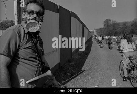 DDR, Berlin, 01.04.1990, Fahrradvorführung vom Roten Rathaus zum Falkplatz, an der Bernauer Straßenmauer, Gasmaske Stockfoto