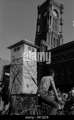 DDR, Berlin, 01.04.1990, Fahrradvorführung vom Roten Rathaus zum Falkplatz, Grenzturm aus Pappe Stockfoto