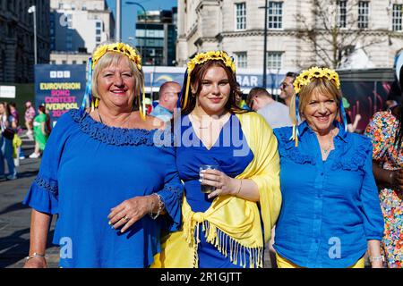 13. Mai 2023, Liverpool, Vereinigtes Königreich: 13. Mai 2023, Liverpool, Merseyside, Vereinigtes Königreich die Menschenmassen versammeln sich in Liverpool, England, vor dem Grand Final des Eurovision Song Contest (Kreditbild: © Andy von Pip/ZUMA Press Wire) NUR REDAKTIONELLE VERWENDUNG! Nicht für den kommerziellen GEBRAUCH! Stockfoto