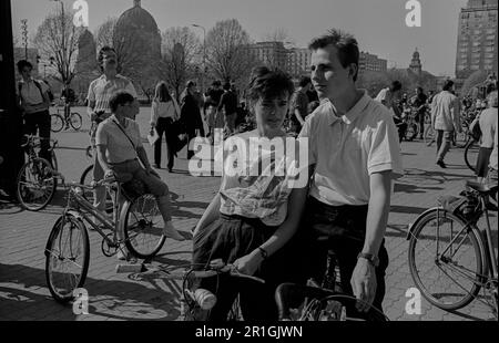 DDR, Berlin, 01.04.1990, Fahrradvorführung vom Roten Rathaus zum Falkplatz, Rotes Rathaus, Paar Stockfoto