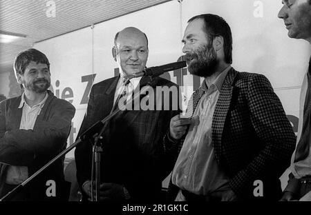 DDR, Berlin, 18.03.1990, SPD-Wahlveranstaltung im Saalbau in Friedrichshain: Walter Momper (Zentrum), Marcus Meckel (rechts) Stockfoto