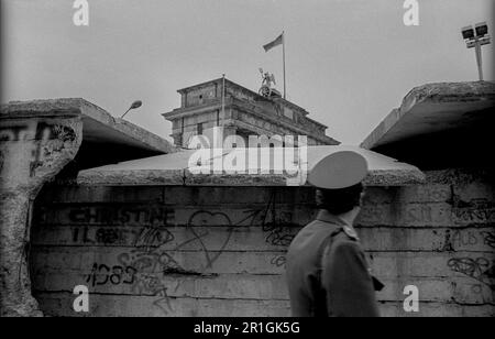 DDR, Berlin, 08.03.1990, Volkspolizei (oder Grenzschutz), an der Mauer am Brandenburger Tor Stockfoto