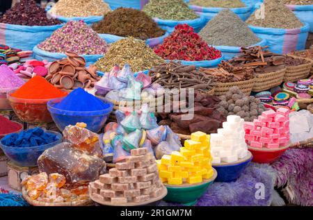 Ökologische Erzeugnisse auf der Volksausstellung in Marrakesch, Marokko. Verschiedene Arten von Gewürzen und kostbaren Waren, die in wackeligen, handgemachten Körben verpackt werden Stockfoto