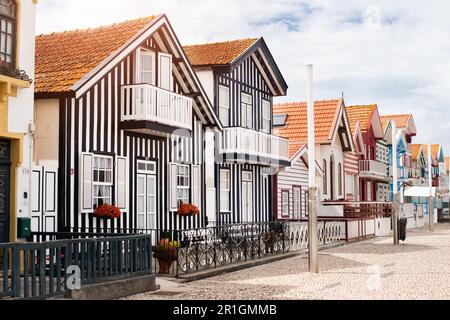 Häuser Mit Bunten Streifen Auf Der Straße In Costa Nova, Portugal Stockfoto