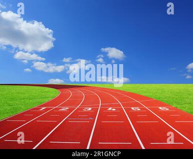 Nummerierte Laufbahn auf einer Sportstrecke mit Himmel im Hintergrund Stockfoto