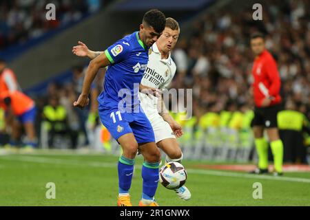 Madrid, Spanien. 13. Mai 2023. Getafe´s Carles Aleñà en acciòn durante el partido de Liga Jornada 34 disputado en el Nuevo Santiago Bernabeu, Madrid entre el Real Madrid y Getafe, el 13 de Mayo 2023. Kredit: Edward F. Peters/Alamy Live News Stockfoto