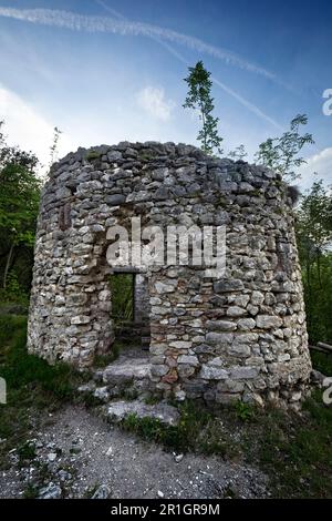 Die mittelalterlichen Ruinen des Kirchturms von San Giovanni alla Pinza. Riva del Garda, Trentino, Italien. Stockfoto