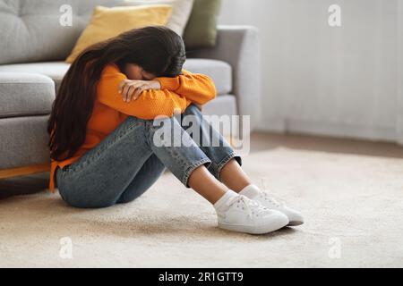 Porträt einer aufgewühlten jungen Frau aus dem Nahen Osten, die zu Hause weint Stockfoto
