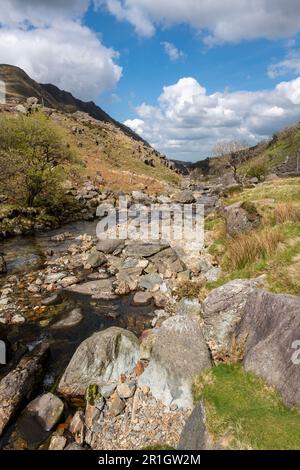 Der Llanberis Pass führt über die A4086 km lange Straße durch die dramatische Berglandschaft im Snowdonia-Nationalpark, Nordwales. Stockfoto