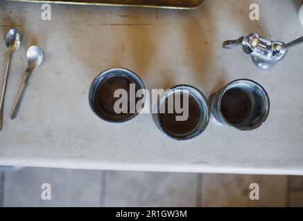 Heißer schwarzer Kaffee in handgemachten Tonbechern. Stockfoto