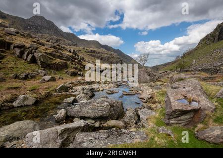 Der Llanberis Pass führt über die A4086 km lange Straße durch die dramatische Berglandschaft im Snowdonia-Nationalpark, Nordwales. Stockfoto