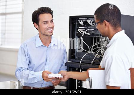 Serverraum, Mann oder Techniker, der Modemhardware für die Wartung der Verbindung in einem Geschäftsbüro bereitstellt. Elektronik, Hilfe oder Arbeiter mit einem Stockfoto