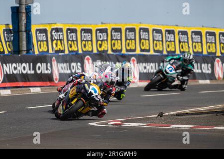 Portstewart, Großbritannien. 13. Mai 2023. DAVEY TODD navigiert Chicane beim Northwest 200 Race 2 Supersport Class Bike. Davey Todd gewann das Rennen mit Richard Cooper Second und Peter Hickman Third Credit: Bonzo/Alamy Live News Stockfoto