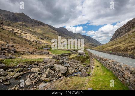 Der Llanberis Pass führt über die A4086 km lange Straße durch die dramatische Berglandschaft im Snowdonia-Nationalpark, Nordwales. Stockfoto