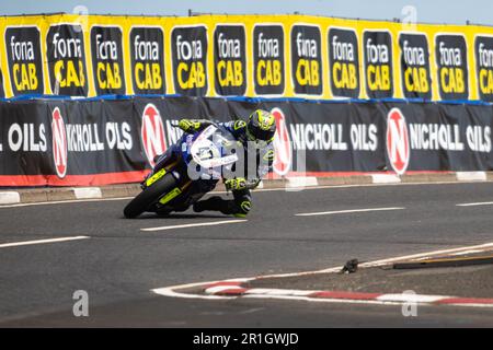 Portstewart, Großbritannien. 13. Mai 2023. RICHARD COOPER navigiert die Chicane beim Northwest 200 Race 2 Supersport Class Bike. Davey Todd gewann das Rennen mit Richard Cooper Second und Peter Hickman Third Credit: Bonzo/Alamy Live News Stockfoto