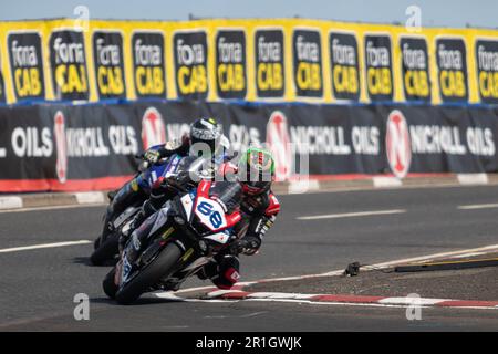 Portstewart, Großbritannien. 13. Mai 2023. Emmet O'Grady navigiert die Chicane beim Northwest 200 Race 2 Supersport Class Bike. Davey Todd gewann das Rennen mit Richard Cooper Second und Peter Hickman Third Credit: Bonzo/Alamy Live News Stockfoto