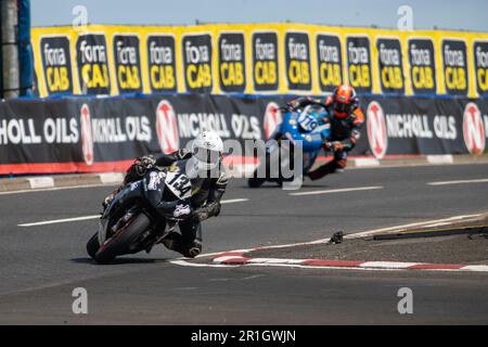 Portstewart, Großbritannien. 13. Mai 2023. Don Gilbert navigiert die Chicane beim Northwest 200 Race 2 Supersport Class Bike. Davey Todd gewann das Rennen mit Richard Cooper Second und Peter Hickman Third Credit: Bonzo/Alamy Live News Stockfoto