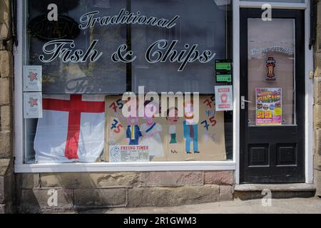 Ausstellung anlässlich des 75. Jahrestags des VE Day im Schaufenster eines Fisch- und Chipladens in Tideswell, Derbyshire Stockfoto