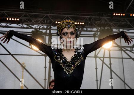 Moskau, Russland. 30. April 2023. Aufführung der kaiserlichen Russischen Balletttruppe mit einem Teil des Balletts „Bolero“ auf einer Bühne des VDNH-Ausstellungskomplexes zu Ehren der Eröffnung der Brunnensaison in Moskau, Russland Stockfoto