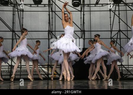 Moskau, Russland. 30. April 2023. Aufführung der kaiserlichen russischen Balletttruppe mit dem Programm „Melodie des Wassers“ auf einer Bühne des VDNH zu Ehren des Starts der Brunnen in Moskau, Russland Stockfoto