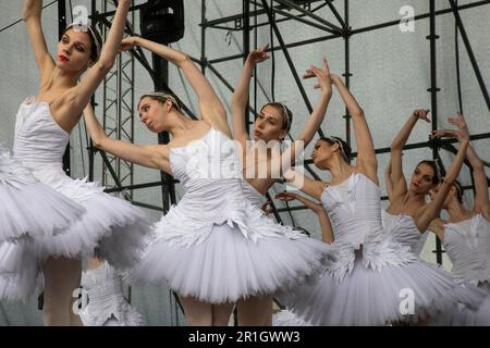 Moskau, Russland. 30. April 2023. Aufführung der kaiserlichen russischen Balletttruppe mit dem Programm „Melodie des Wassers“ auf einer Bühne des VDNH zu Ehren des Starts der Brunnen in Moskau, Russland Stockfoto