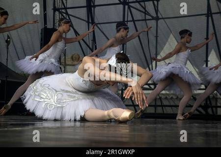 Moskau, Russland. 30. April 2023. Aufführung der kaiserlichen russischen Balletttruppe mit dem Programm „Melodie des Wassers“ auf einer Bühne des VDNH zu Ehren des Starts der Brunnen in Moskau, Russland Stockfoto