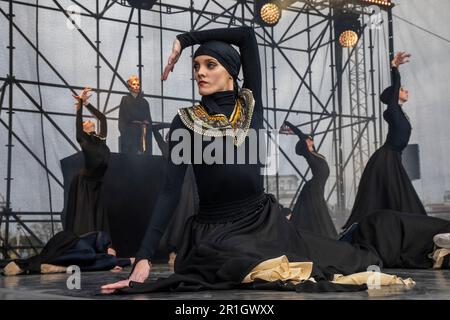 Moskau, Russland. 30. April 2023. Aufführung der kaiserlichen Russischen Balletttruppe mit einem Teil des Balletts „Bolero“ auf einer Bühne des VDNH-Ausstellungskomplexes zu Ehren der Eröffnung der Brunnensaison in Moskau, Russland Stockfoto