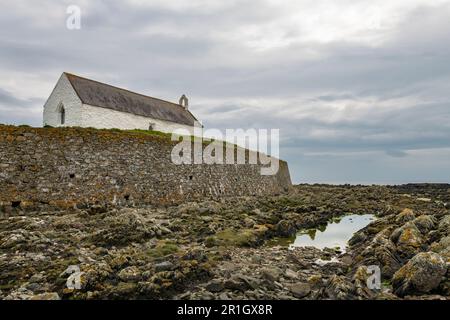 St. Cwyfan's Kirche (die Kirche im Meer) an der Küste nahe Aberffraw auf Ynys Mon, Nordwales. Stockfoto