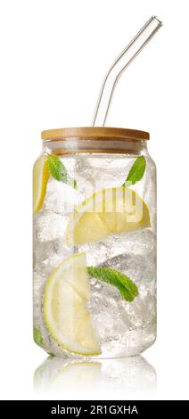 Glas mit Limonade und Stroh auf weiß isoliert Stockfoto