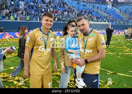 Sankt Petersburg, Russland. 13. Mai 2023. Andrey Mostovoy (17), Zenit Football Club-Spieler, feiert nach dem Spiel der 27. Runde der russischen Premier League-Saison 2022/2022, Zenit - Krasnodar, wo nach den Zenit-Spielern Goldmedaillen verliehen wurden. Zenit 2:2 Krasnodar. Kredit: SOPA Images Limited/Alamy Live News Stockfoto