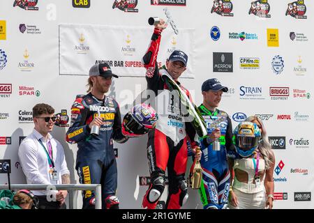 Portstewart, Großbritannien. 13. Mai 2023. Glenn Irwin auf dem Podium, nachdem er das von Anchor Bar gesponserte Superbike-Klassenrennen bei der Northwest 200 gewonnen hat. Positionen 1. Glenn Irwin. 2. Davey Todd. 3. Dean Harrison. Kredit: Bonzo/Alamy Live News Stockfoto