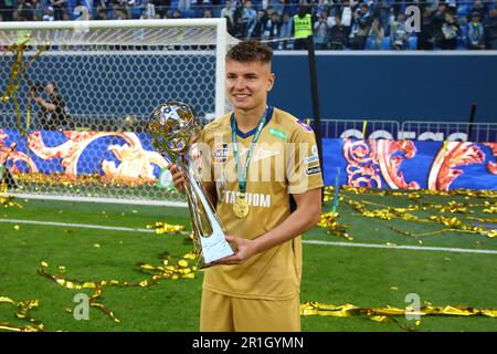 Sankt Petersburg, Russland. 13. Mai 2023. Andrey Mostovoy (17), Zenit Football Club-Spieler, feiert nach dem Spiel der 27. Runde der russischen Premier League-Saison 2022/2022, Zenit - Krasnodar, wo nach den Zenit-Spielern Goldmedaillen verliehen wurden. Zenit 2:2 Krasnodar. Kredit: SOPA Images Limited/Alamy Live News Stockfoto