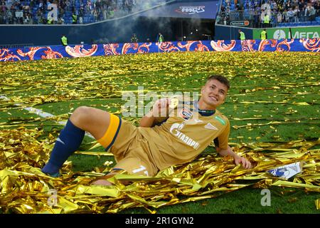 Sankt Petersburg, Russland. 13. Mai 2023. Andrey Mostovoy (17), Zenit Football Club-Spieler, feiert nach dem Spiel der 27. Runde der russischen Premier League-Saison 2022/2022, Zenit - Krasnodar, wo nach den Zenit-Spielern Goldmedaillen verliehen wurden. Zenit 2:2 Krasnodar. Kredit: SOPA Images Limited/Alamy Live News Stockfoto