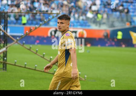 Sankt Petersburg, Russland. 13. Mai 2023. Andrey Mostovoy (17), Zenit Football Club-Spieler, feiert nach dem Spiel der 27. Runde der russischen Premier League-Saison 2022/2022, Zenit - Krasnodar, wo nach den Zenit-Spielern Goldmedaillen verliehen wurden. Zenit 2:2 Krasnodar. Kredit: SOPA Images Limited/Alamy Live News Stockfoto