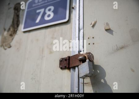Seoul, Südkorea. 13. Mai 2023. Dieses Foto wurde am 13. Mai 2023 aufgenommen und zeigt eine verschlossene Tür in einer Lagerstadt in Dongducheon, Südkorea. Kredit: Wang Yiliang/Xinhua/Alamy Live News Stockfoto