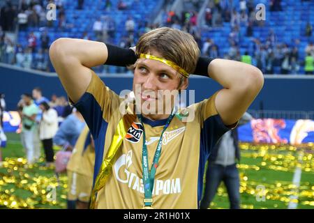 Sankt Petersburg, Russland. 13. Mai 2023. Daniil Odoevskiy (71), Zenit Football Club-Spieler, feiert nach dem Spiel der 27. Runde der russischen Premier League-Saison 2022/2022, Zenit - Krasnodar, wo die Spieler nach den Zenit Goldmedaillen erhalten haben. Zenit 2:2 Krasnodar. (Foto: Maksim Konstantinov/SOPA Images/Sipa USA) Guthaben: SIPA USA/Alamy Live News Stockfoto