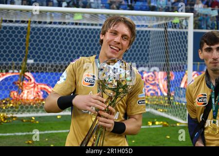 Sankt Petersburg, Russland. 13. Mai 2023. Daniil Odoevskiy (71), Zenit Football Club-Spieler, feiert nach dem Spiel der 27. Runde der russischen Premier League-Saison 2022/2022, Zenit - Krasnodar, wo die Spieler nach den Zenit Goldmedaillen erhalten haben. Zenit 2:2 Krasnodar. (Foto: Maksim Konstantinov/SOPA Images/Sipa USA) Guthaben: SIPA USA/Alamy Live News Stockfoto