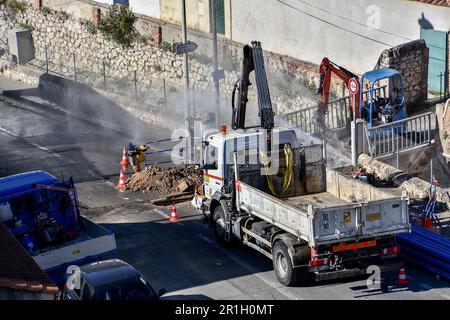 Marseille, Frankreich. 02. Mai 2023. Baumaschinen und ein Druckwasserleck werden an einem Standort zur Erneuerung des Trinkwassernetzes festgestellt. Die Société Eau de Marseille Métropole, die im Namen der Aix Marseille Provence Métropole handelt, ersetzt 827 Meter Trinkwasserrohre im 16. Arrondissement von Marseille. Die Erneuerung dieses Trinkwassernetzes, die am 2. Januar 2023 begann, sollte am 28. Juli 2023 enden. Kredit: SOPA Images Limited/Alamy Live News Stockfoto