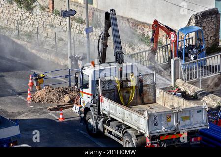 Marseille, Frankreich. 02. Mai 2023. Baumaschinen und ein Druckwasserleck werden an einem Standort zur Erneuerung des Trinkwassernetzes festgestellt. Die Société Eau de Marseille Métropole, die im Namen der Aix Marseille Provence Métropole handelt, ersetzt 827 Meter Trinkwasserrohre im 16. Arrondissement von Marseille. Die Erneuerung dieses Trinkwassernetzes, die am 2. Januar 2023 begann, sollte am 28. Juli 2023 enden. Kredit: SOPA Images Limited/Alamy Live News Stockfoto