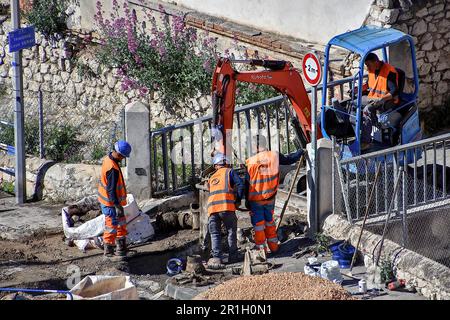 Marseille, Frankreich. 02. Mai 2023. Eine Baumaschine und Arbeiter werden an einem Standort zur Erneuerung des Trinkwassernetzes gesehen. Die Société Eau de Marseille Métropole, die im Namen der Aix Marseille Provence Métropole handelt, ersetzt 827 Meter Trinkwasserrohre im 16. Arrondissement von Marseille. Die Erneuerung dieses Trinkwassernetzes, die am 2. Januar 2023 begann, sollte am 28. Juli 2023 enden. Kredit: SOPA Images Limited/Alamy Live News Stockfoto