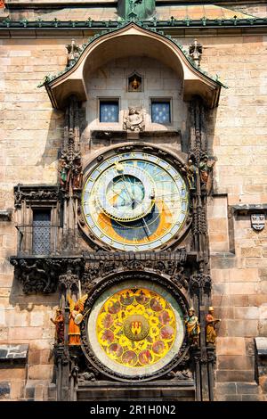 Prag, Tschechische Republik - 25. Mai 2016: Blick aus der Nähe auf die mittelalterliche astronomische Uhr von Prag. Stockfoto